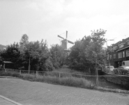 881143 Gezicht op de met vlaggetjes versierde molen Rijn en Zon (Adelaarstraat 30) te Utrecht, tijdens de ingebruikname ...